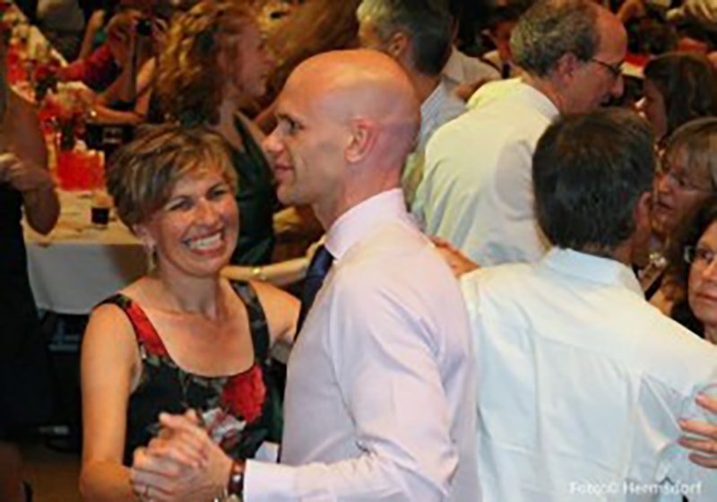 Paar tanzt lachend auf einer Gala