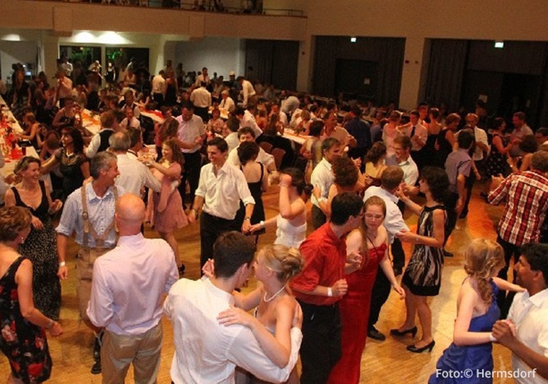 Tanzveranstaltungen mit tanzenden Gästen