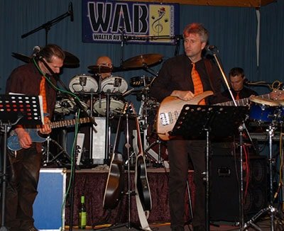 WAB Band spielt auf Bühne